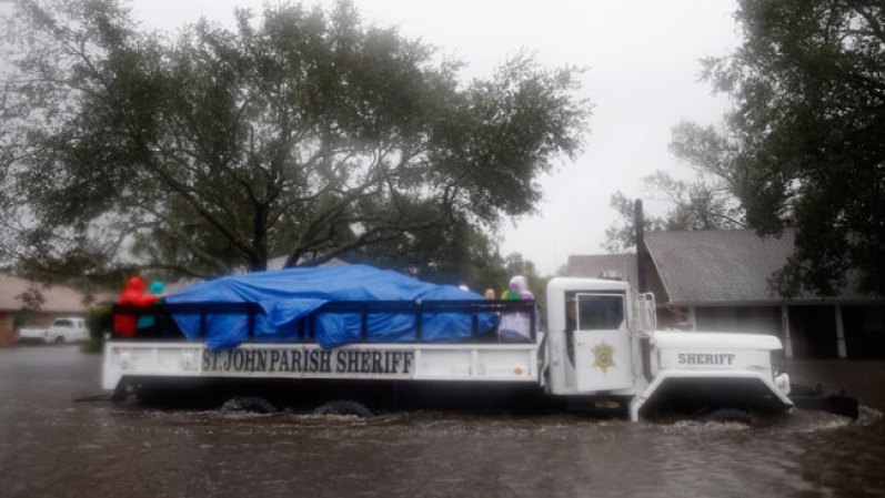 La distribución de los rescatados a los refugios, no fue una tarea fácil en medio de la tormenta. En la foto: uno de los vehículos del sheriff.