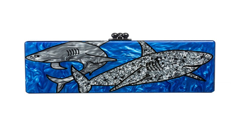 Un par de tiburones para recordar que, por suerte, aún hay muchos peces en el mar. Disponible en bergdorfgoodman.com, $1,595.