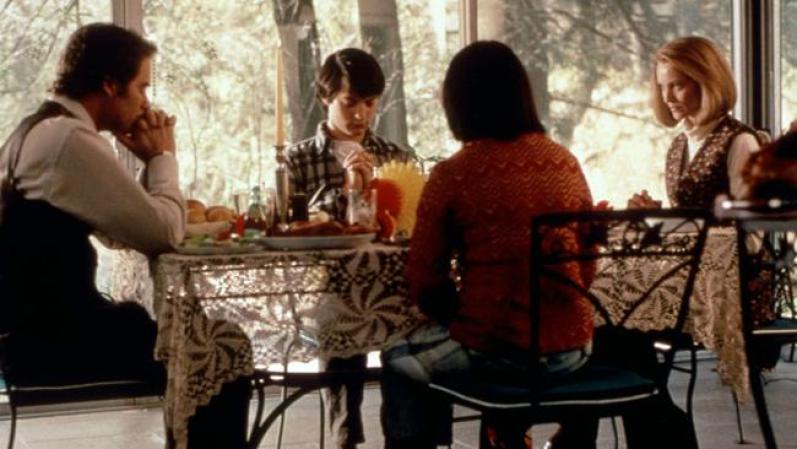 The Ice Storm (1997).
Este filme, que transcurre durante el fin de semana de Acción de Gracias en 1973, es la historia de una familia de Connecticut que parece muy calmada por fuera pero cuyas vidas están poco a poco cayendo en el caos. Con las actuaciones de Christina Ricci, Tobey Maguire y Elijah Wood.