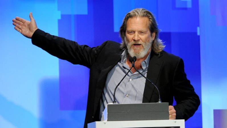 Jeff Bridges. Un "duro" de la pantalla grande que siempre ha deslumbrado con su actitud irreverente, sus agudos ojos azules y su sonrisa de bribón. Hoy en día es capaz de enamorar aún más que en sus inicios, sobre todo cuando empuña una guitarra para cantar. Fecha de nacimiento: 4 de diciembre de 1949.