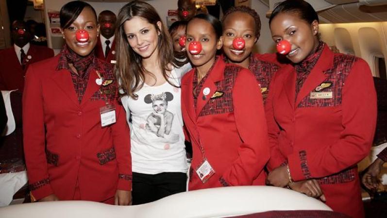 Las azafatas de Kenya Airlines, además de bellas, son solidarias con los niños.