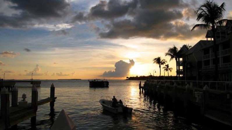 Cayo Hueso (Florida): Su atmósfera alegre y clima cálido hacen de este lugar un popular destino entre los turistas y la época de invierno no es excepción. Con la celebración del festival “Bight Before Christmas”, la isla y el puerto se encienden con el espíritu navideño.