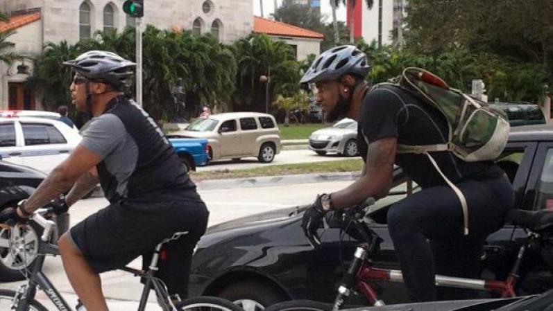 LeBron James (derecha)