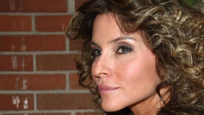 Isabella Camil. La relación con Luis Miguel fue desde 1989 hasta 1994. La separación fue porque ella quería más tiempo para su carrera. Isabella es ahora esposa de Sergio Mayer.
