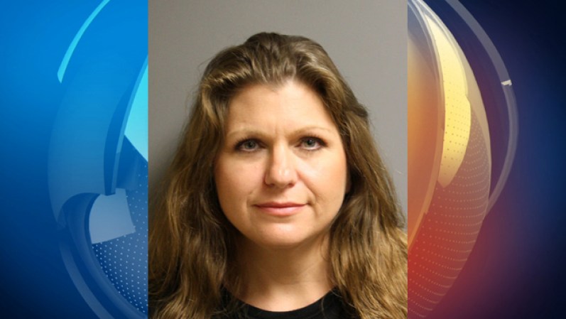 Corrie Anne Long. Maestra de matemáticas de la escuela intermedia Hopper en Cypress (Texas) enfrenta cargos por asalto sexual a menor de 17 años. Según el estudiante se metió su pene a la boca.
