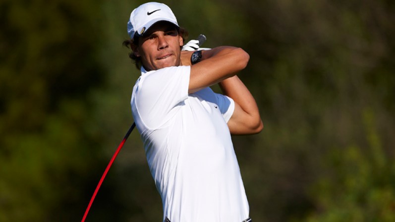 Rafael Nadal. El tenista profestional español Rafael Nadal es alto y guapo, lo que ha causado un aumento en fanáticas.