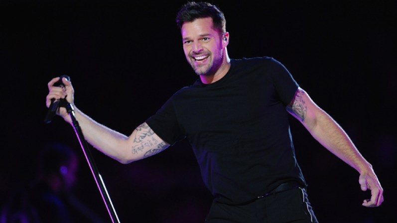 Ricky Martin. La sonrisa, carisma, físico de este cantante y actor puertoriqueño siempre ha enamorado y puesto a bailar los corazones de miles alrededor de mundo.