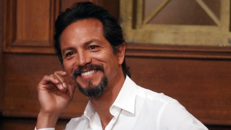 Bejamin Bratt. El actor, hijo de madre peruana, lleva años actuando en la pantalla grande en películas como Blood In Blood Out, Miss Congeniality, Traffic, Law and Order entre otras películas de éxito.