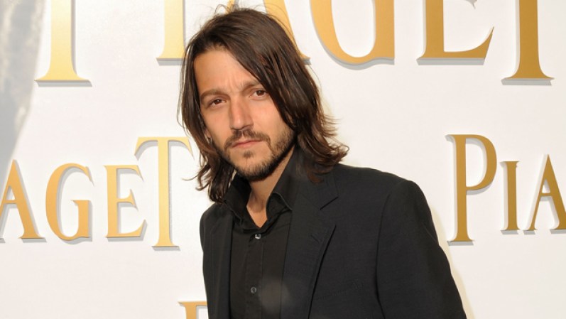 Diego Luna. El actor y director mexicano empezó actuar en telenovelas desde pequeño y su papél en películas como Y tu mamá también, Rudo y Cursi y Milk ha mostrado el talento de este Chilango.