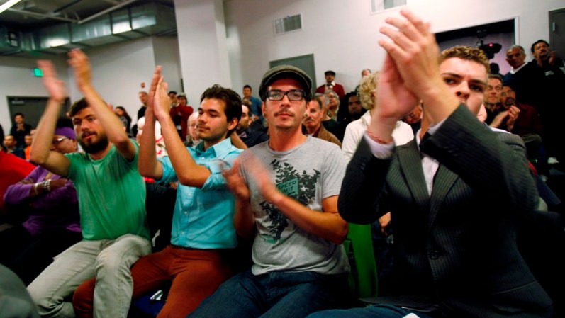 Asistentes a la conferencia de Castro Espín donde habló de los derechos de los homosexuales y tránsgeneros.
