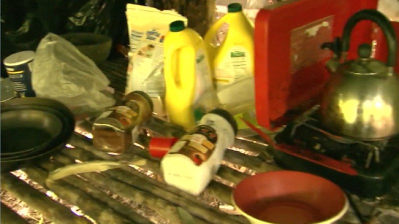 Allí cocinaban, y dormían. Los sospechosos lograron huir poco antes de que llegaran las autoridades.