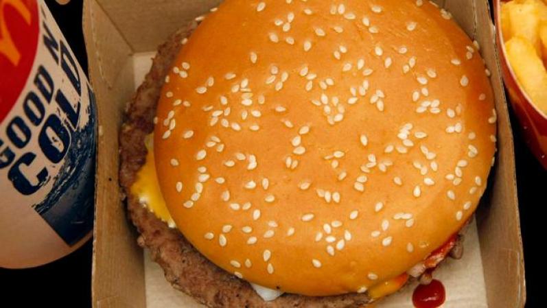 Restaurantes deben de publicar el contenido calorífico de sus menús.<br />Según esta ley, las cadenas de restaurantes que tengan más de 20 sucursales, deberán de hacer pública esta información. Algunos ya lo hacen, como Mac Donalds. Sin embargo no se requiere que publiquen otro contenido nutricional de sus alimentos tales como grasas saturadas y porcentaje de sodio.