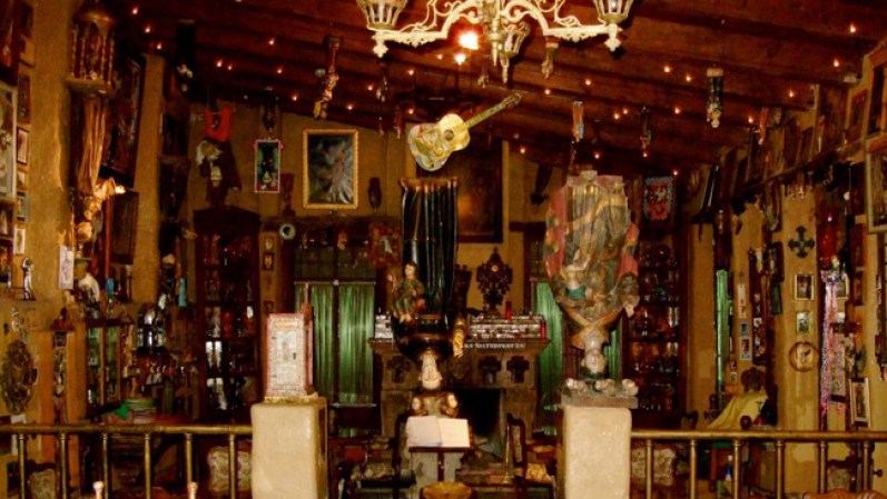 Uno de los restaurantes de mas prestigio en Morelia se llama "San Miguelito", y aparte de ser famoso por la delicia de sus platillos, también ha cobrado fama por su esquina mas conocida como "El rincón de las solteronas". Ahí se tienen cientos de figuras de San Antonio de cabeza, pues según la tradición, así es como se le debe rezar para encontrar una pareja sentimental.