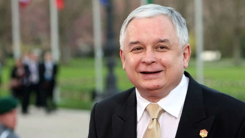 El primer ministro polaco Lech Kaczynski muere el 10 de abril del 2010 al caer en Smolensk, Rusia, un Tupolev en el que viajaba. Mueren 96 personas incluida su esposa.