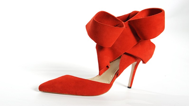 Una mujer nunca tiene suficientes zapatos, menos cuando hay diseños así. Disponible en aminahabduljillil.com, $195.