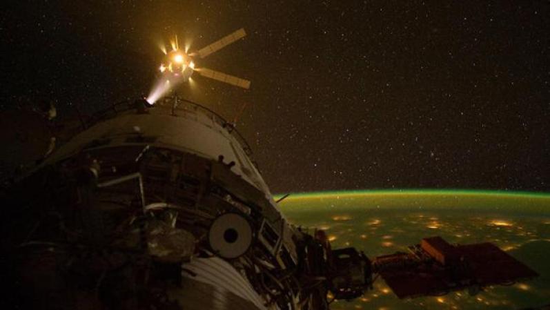 El espacio al alcance de todos sin moverte de tu silla. Esta, por ejemplo es una nave de carga no tripulada, "ATV3" acoplándose a la estación espacial.