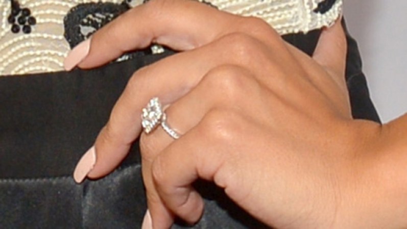 4 DE OCTUBRE, 2013: Orgullosa lució su anillo de compromiso Naya Rivera en un evento de la revista "Latina".
