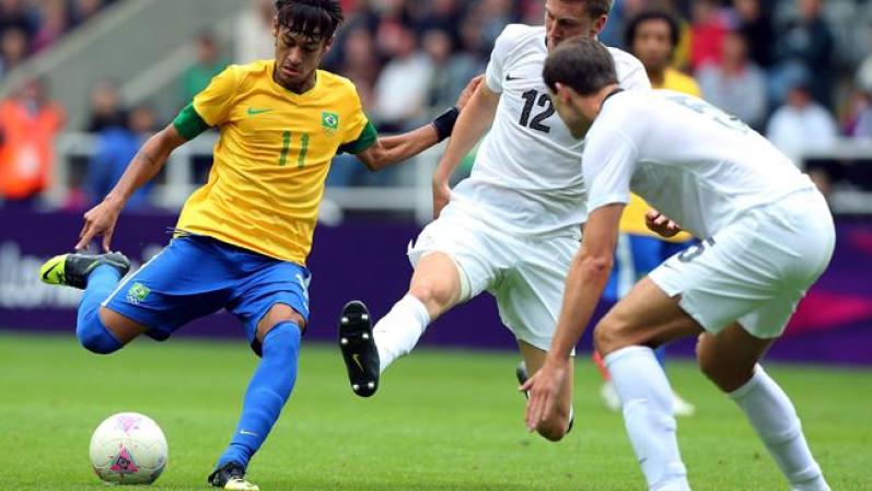 Neymar (izquierda) cobró el tiro libre que desembocó en gol tras el suave remate de Guimaraes.