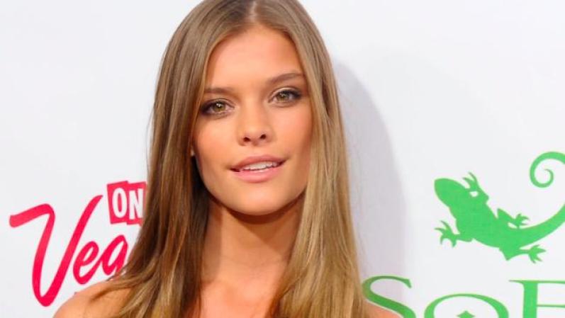 Con un look mucho más dulce, Nina Agdal dijo también "presente" en el evento.
