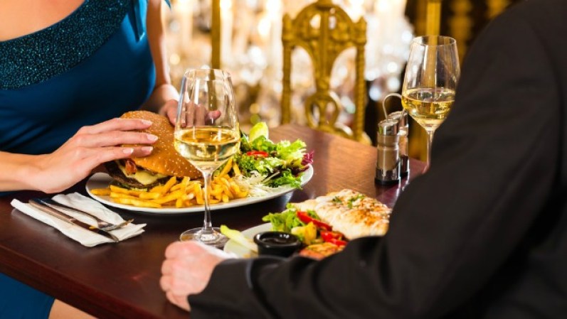 Todo estaba planeado para ser una gran noche: cena con velas, menú exquisito, vino, música romántica… Sin embargo, el resultado fue diferente al que soñaste y tanto tú como tu pareja se sienten frustrados. ¿Qué los saboteó? Lo más probable es que la alimentación o la combinación de comida y bebida que elegiste.