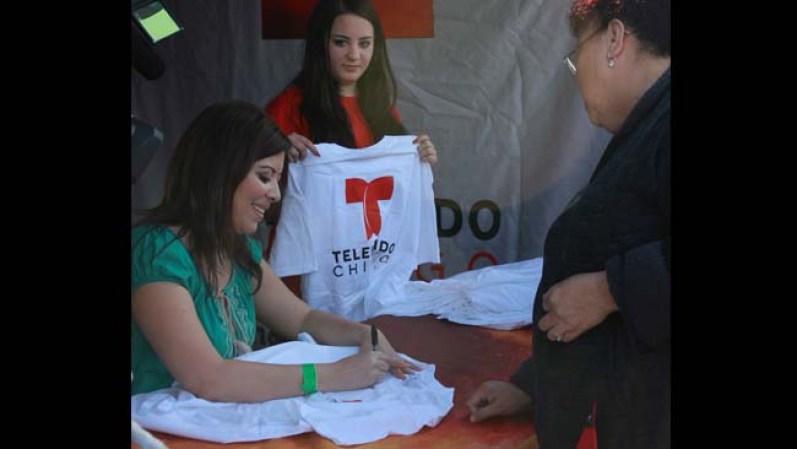 Karla Leal firmando autógrafos.