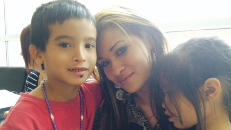 3 DE JULIO, 2014 - Se acabó la angustia para una madre salvadoreña en el norte de Texas después de que se reencontró con sus hijos.