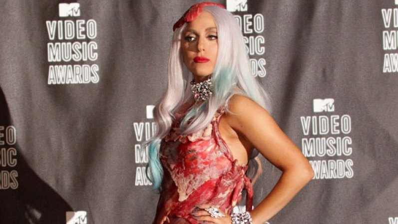 Lady Gaga ha desafiado el mundo de la música y la moda con sus presentaciones y vestuarios excéntricos, que encantan a unos y hasta desagradan a otros.