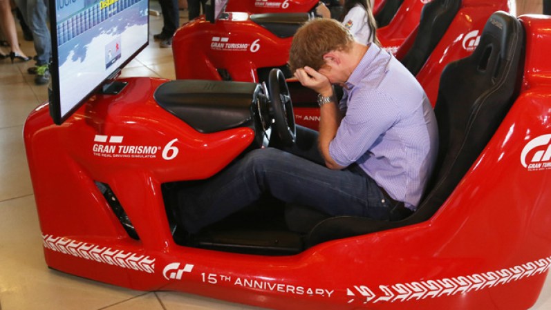 El príncipe Harry pierde una carrera en un simulador de la Formula 1.