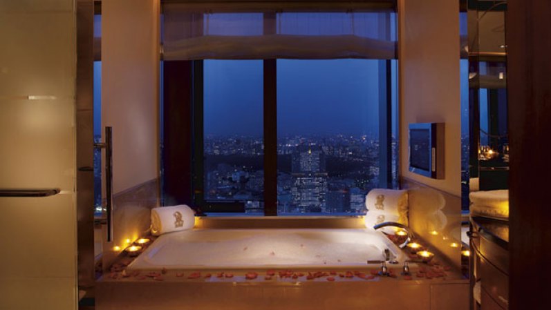 Setenta años de estancia en el hotel Ritz-Carlton de Tokio, donde la habitación cuesta $24,000 la noche.