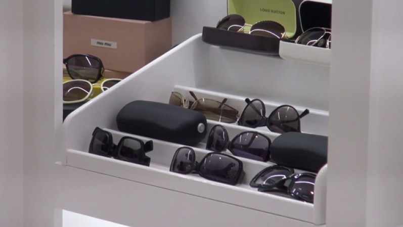 También guarda su colección de lentes de sol.