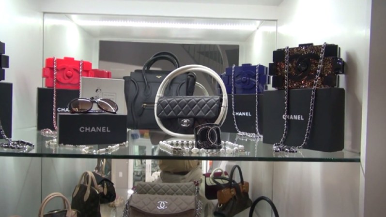 En el primer piso del clóset, la mujer guarda carteras y relojes.