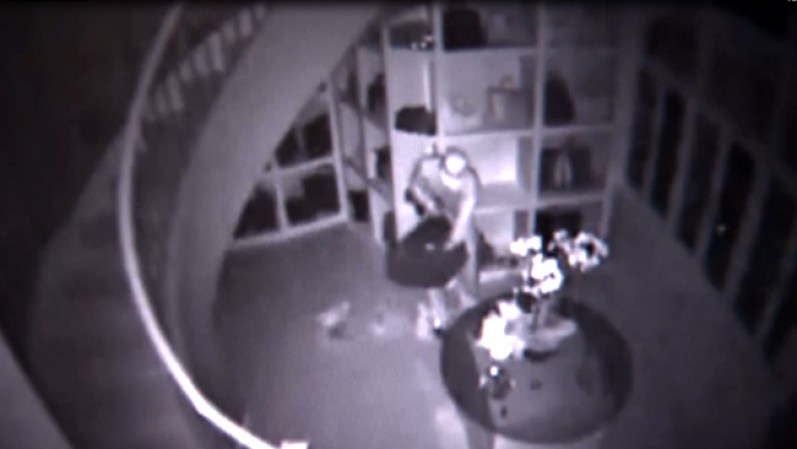 AGOSTO 6, 2014. El ladrón que se llevó $1 millón en joyas, bolsas y relojes de la casa de la ex reina Theresa Roemer fue captado por esta cámara de seguridad ubicada a la entrada del clóset.