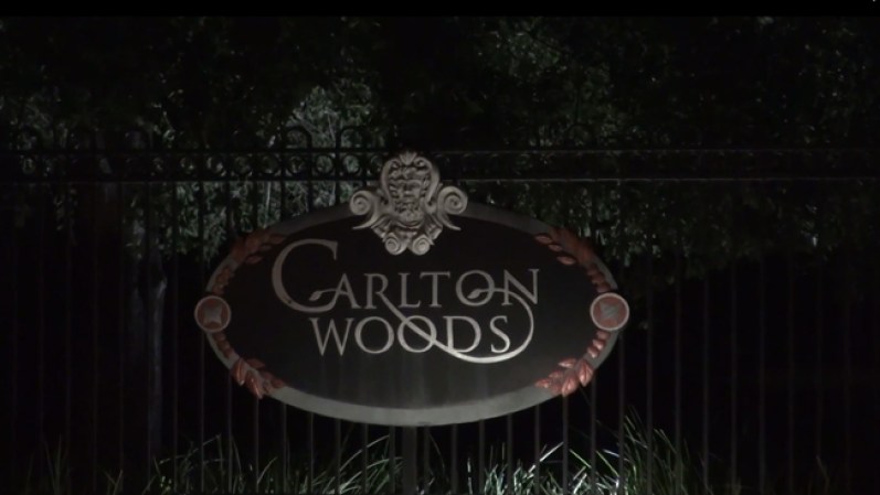 Carlton Woods es el Country Club, donde está ubicada la casa. Un exclusivo vecindario en The Woodlands.