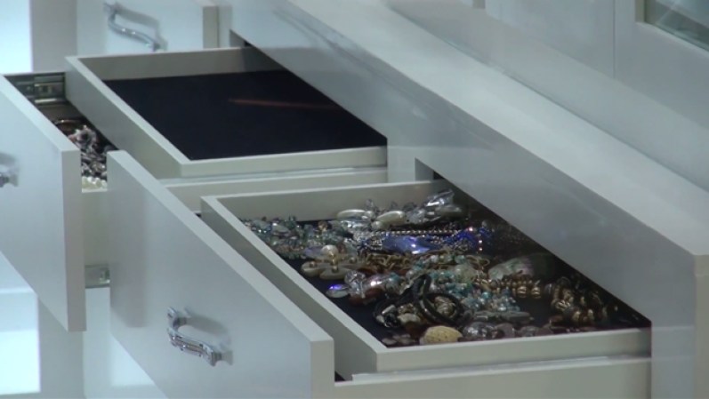 En el primer nivel del clóset la mujer tenía otros accesorios como collares y pulseras.