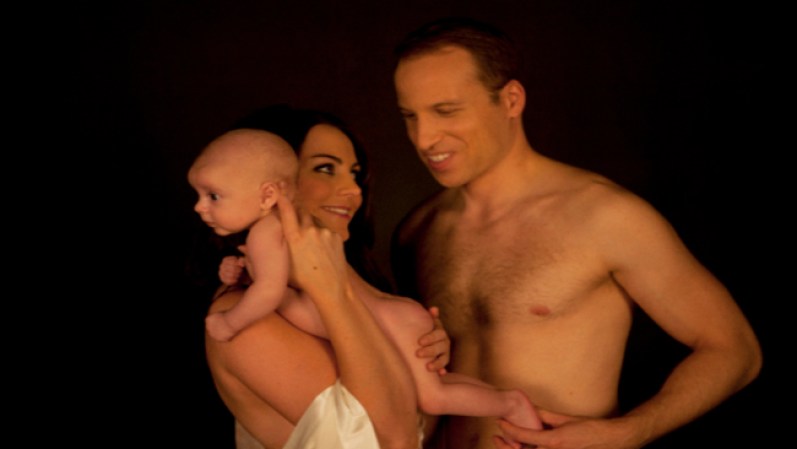 En este foto-montaje la familia real medio desnuda carga al príncipe George Alexander.