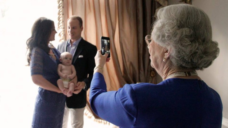 "Abuela, no me vayas a dejar caer el celular" describiría este foto-montaje.