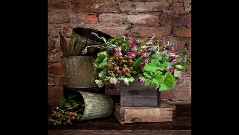 Un hermoso florero, flores y hierbas; el ambiente bucólico que te hacía falta. Encuéntralo en flowergirlnyc.com, $125.