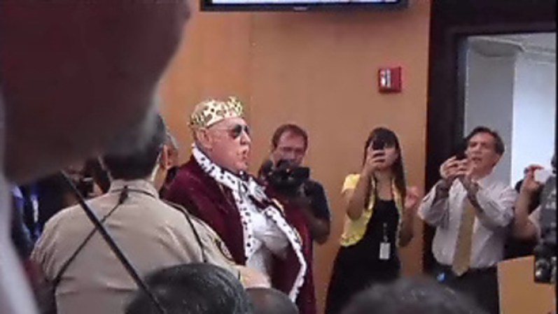 18 DE OCTUBRE DE 2012 - Una vez más manifestantes acuden a la junta de Supervisores del condado para quejarse por supuestos abusos del alguacil del condado de Maricopa, Joe Arpaio.