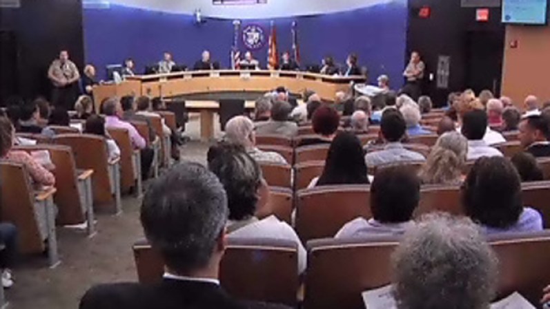 Aquí la juntade Supervisores del condado.
