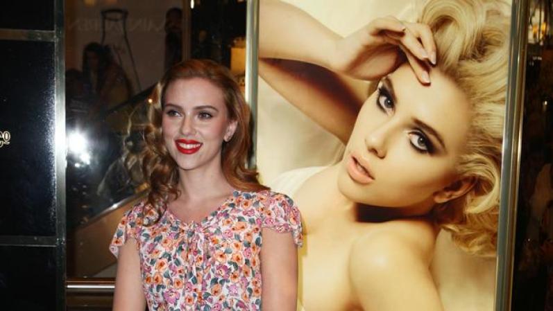Scarlett Johansson: En la campaña de Dolce & Gabanna, la actriz hace recordar el estilo de Marilyn, con sus risos rubios y su pose sensual acostada.