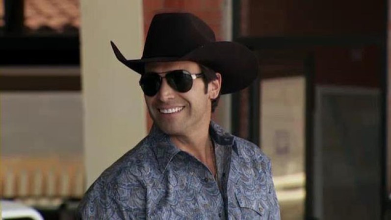 La sonrisa de galán acompaña a Rafael Amaya incluso en las más largas jornadas de trabajo.