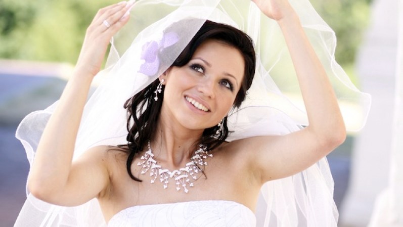 Siempre soñaste con casarte en verano, en un hermoso jardín, lleno de flores de todos colores, y estás planeando precisamente ahora tu boda para que todo salga a la perfección. Hay varias cosas que te sugerimos que tomes en cuenta para que no se te pase ni un solo detalle.