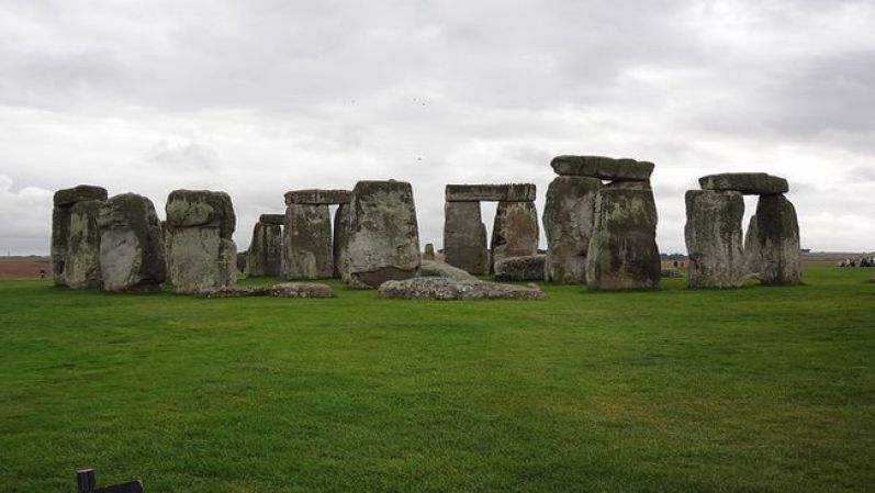 Stonehenge, Gran Bretaña. Son movimientos de tierra en un entorno circular de grandes piedras en pie que, se especula, fueron construidas alrededor del 2500 a.c. ¡Es uno de los mayores misterios de la tierra!