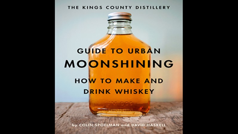 Cómo hacer y beber whiskey. Disponible en amazon.com, $16.