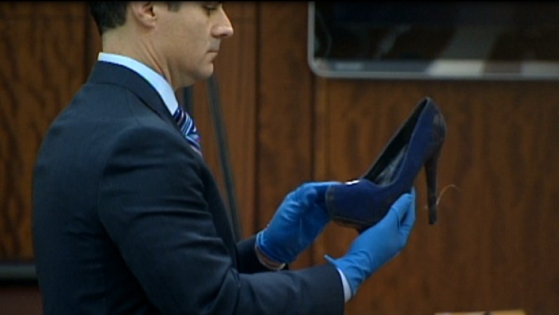 El fiscal acusador reveló que el zapato tenía un tacón de 5 pulgadas y media.