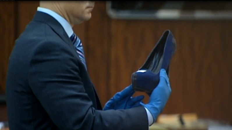 El zapato aún tiene pegado cabello de Anderson.