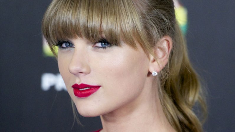 Taylor Swift, cantante y compositora de música "country" no para de sumar éxitos. Un recorrido por su trayectoria musical que empezó en 2006 y parece no detenerse. Ha ganado premios como artista country favorita, artista del año, artista internacional favorita y un Grammy a la mejor canción escrita para medios visuales, en 2013.