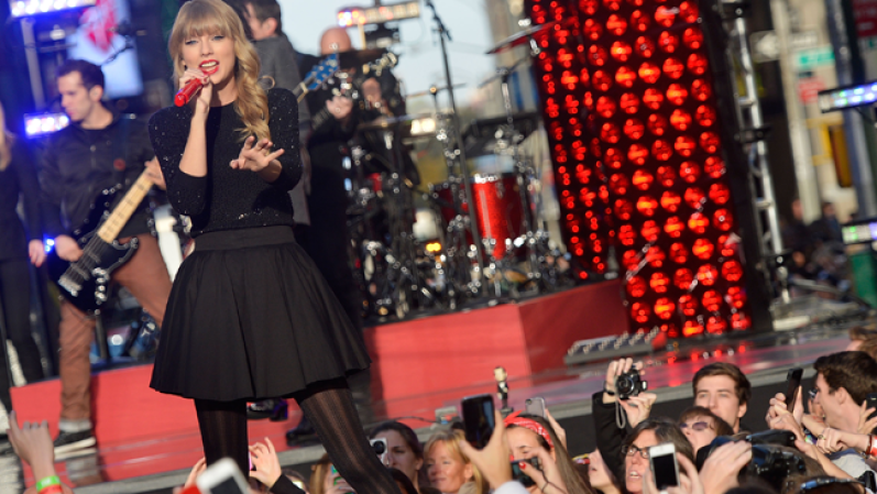 Taylor Swift es un ejemplo de elegancia y refinamiento durante una actuación.