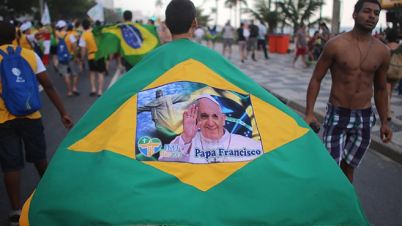 BRASIL, 22 DE JULIO, 2013 - Feligreses a lo largo del malecón de la Playa de Ipanema, en donde se espera que 1.5 millones de personas acudan durante la visita del Papa Francisco, esta semana.