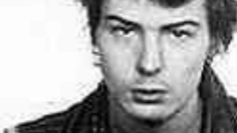 Sid Vicious.<br />El bajista del grupo de punk Sex Pistols confesó que apuñaló mortalmente a su novia Nancy Spungen, pero luego cambió la historia. El músico murió por sobredosis tras salir en libertad bajo fianza.